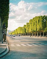 Elegance and Comfort With A/C - Arc de Triomphe