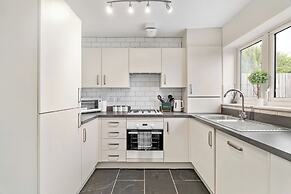 House - Sleeps 4 - Garden - Parking