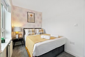 House - Sleeps 4 - Garden - Parking