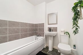 House - Sleeps 4 - Garden - Parking
