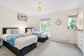 House - Sleeps 4 - Garden - Parking