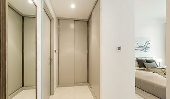 Modern 2BR w Direct Beach Access Emaar Beachfront