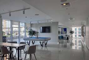 Modern 2BR w Direct Beach Access Emaar Beachfront
