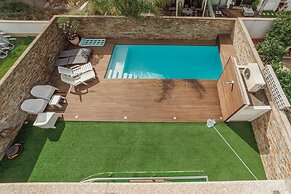 Pool Cinema Villa by Vacationy