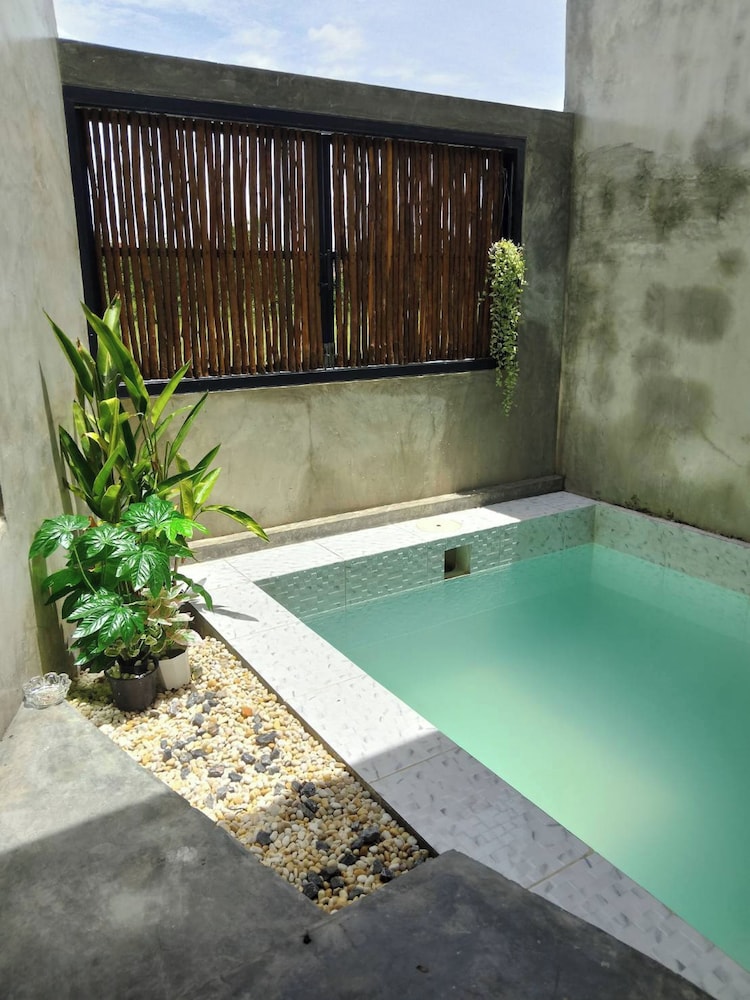 R Resident Resort
