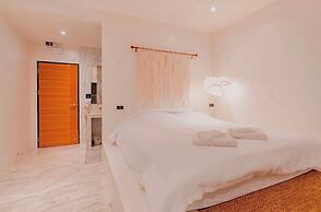 R Resident Resort