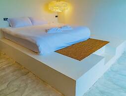 R Resident Resort