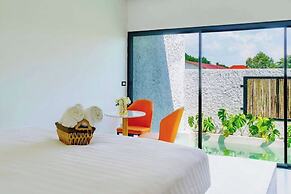 R Resident Resort