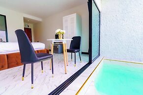 R Resident Resort