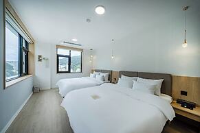 GEOJE-SI HOUND HOTEL JANGSEUNGPO