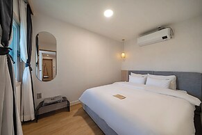 GEOJE-SI HOUND HOTEL JANGSEUNGPO