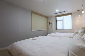 GEOJE-SI HOUND HOTEL JANGSEUNGPO