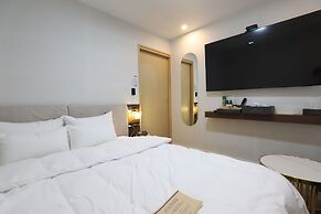 GEOJE-SI HOUND HOTEL JANGSEUNGPO