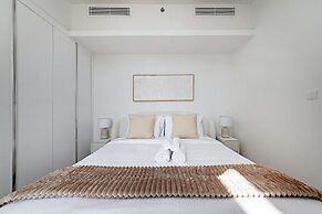 Bright 1BR with balcony in Luma 22