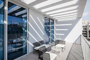 Bright 1BR with balcony in Luma 22