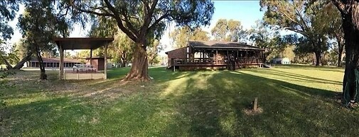 Lake Clifton Tavern