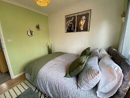 Host Stay Cotman Close