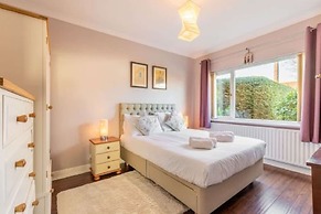 Host Stay Applegarth House