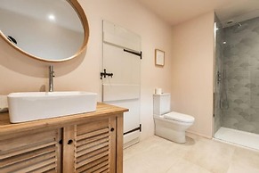 Host Stay White End