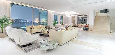 Beachfront 5BR Villa w Jacuzzi Pool on the Palm