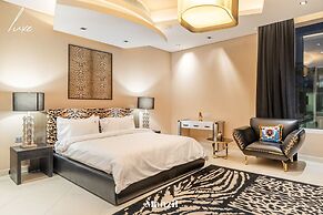 Beachfront 5BR Villa w Jacuzzi Pool on the Palm
