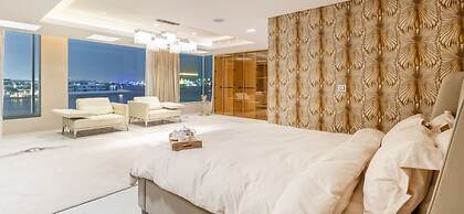 Beachfront 5BR Villa w Jacuzzi Pool on the Palm