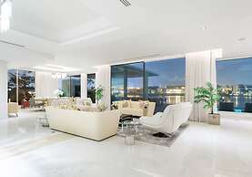 Beachfront 5BR Villa w Jacuzzi Pool on the Palm