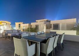 Beachfront 5BR Villa w Jacuzzi Pool on the Palm