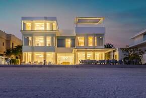 Beachfront 5BR Villa w Jacuzzi Pool on the Palm
