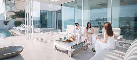 Beachfront 5BR Villa w Jacuzzi Pool on the Palm