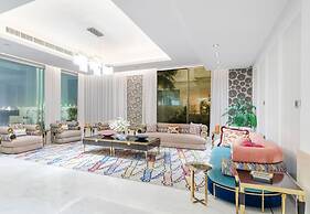 Beachfront 5BR Villa w Jacuzzi Pool on the Palm