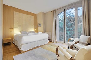 Fabulous House : a Gem in Chic Western Paris