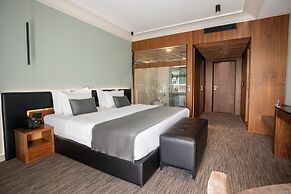 Select Hill Resort