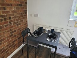 Charming Luton Apartment Retreat
