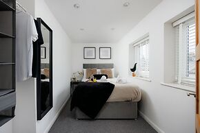 Modern 3 Bed Apartment - Parking