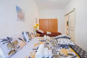 Sirena Apartment in Luxury Villa With Shared Pool