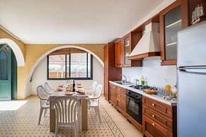 Sirena Apartment in Luxury Villa With Shared Pool