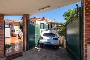 Sirena Apartment in Luxury Villa With Shared Pool
