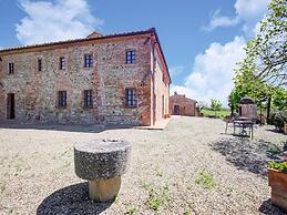 Apartment in Peccioli With Pool