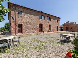 Apartment in Peccioli With Pool
