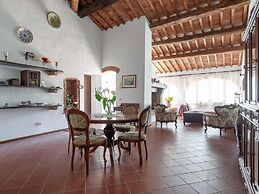 Apartment in Peccioli With Pool