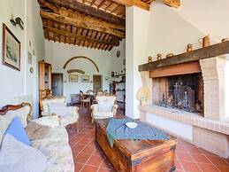 Apartment in Peccioli With Pool