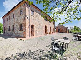 Apartment in Peccioli With Pool