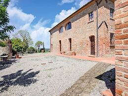 Apartment in Peccioli With Pool