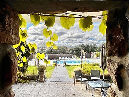 Farmhouse Apartment With Pool