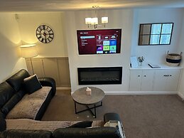 Tranquil Sheffield Retreat - 3 Bedroom House