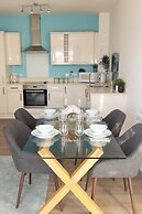 Stylish 2BR Apartment, Town Centre, Free Parking