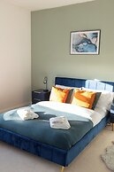 Stylish 2BR Apartment, Town Centre, Free Parking