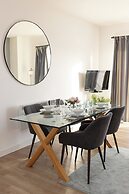 Stylish 2BR Apartment, Town Centre, Free Parking