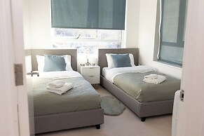 Stylish 2BR Apartment, Town Centre, Free Parking